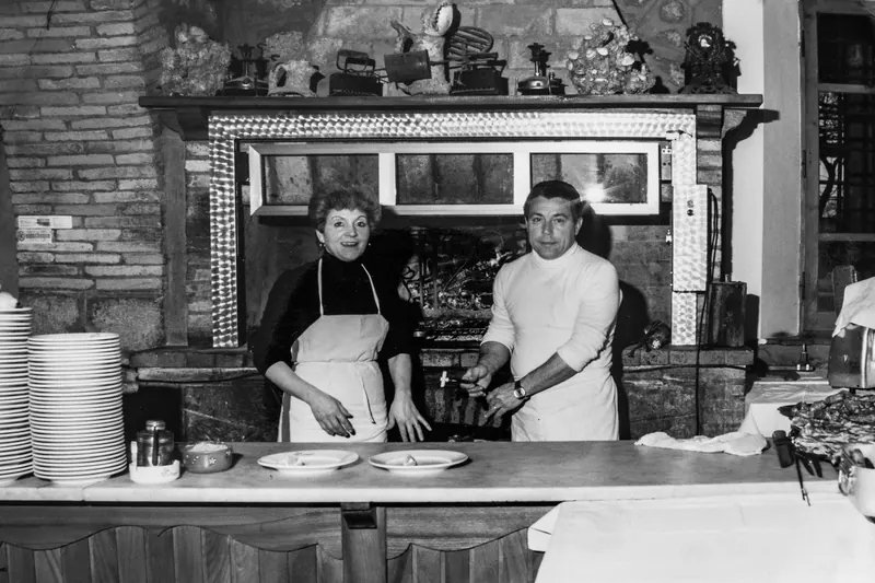 Anna e Vincenzo nella cucina storica de La Pergola, foto d'epoca