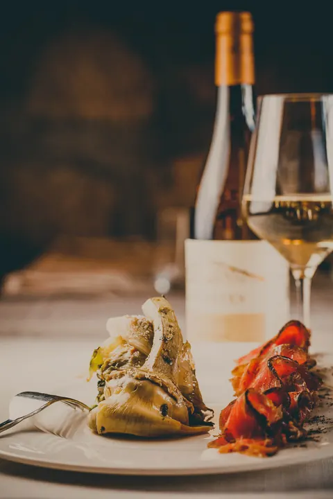 Antipasto della casa con calice di vino bianco