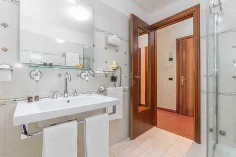 Bagno di una camera con doppio lavabo