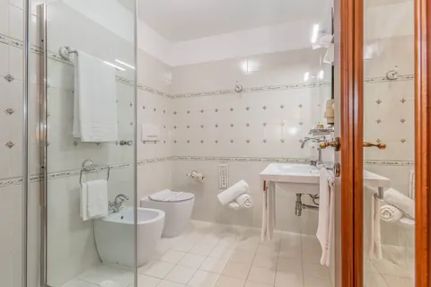Bagno con box doccia, bidet e lavabo