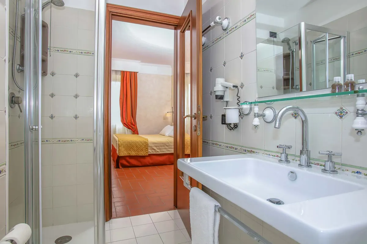 Bagno con doccia e lavabo di una camera