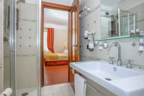 Bagno con doccia e lavabo di una camera