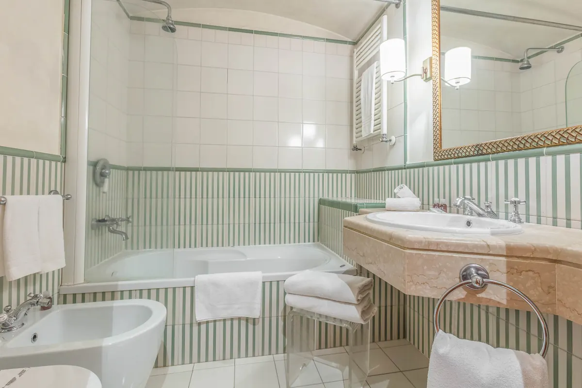 Bagno con vasca da bagno