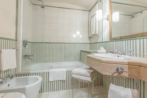 Bagno con vasca da bagno