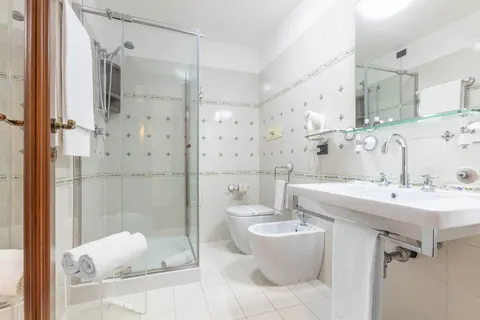 Bagno con doccia in cristallo