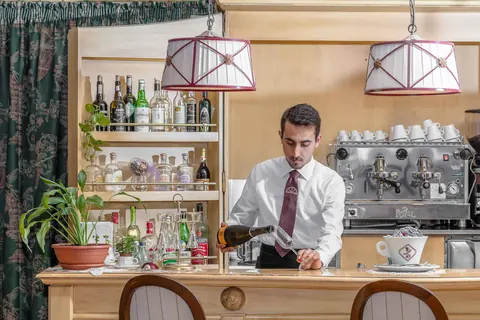 Il bar dell'Hotel La Pergola con barman al bancone