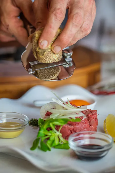 Battuta di carne cruda con tartufo grattugiato