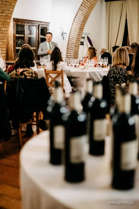 Bottiglie di vino pronte per la degustazione