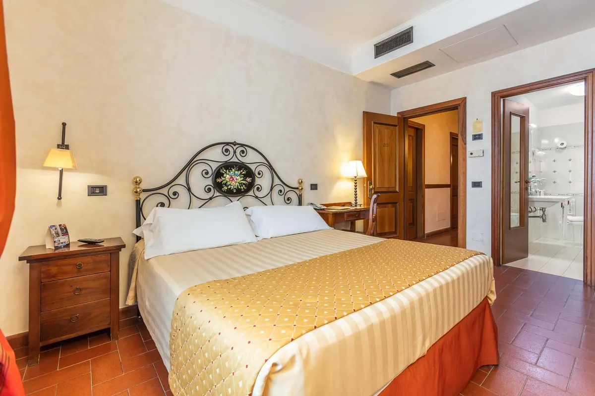 Camera matrimoniale con letto in ferro battuto