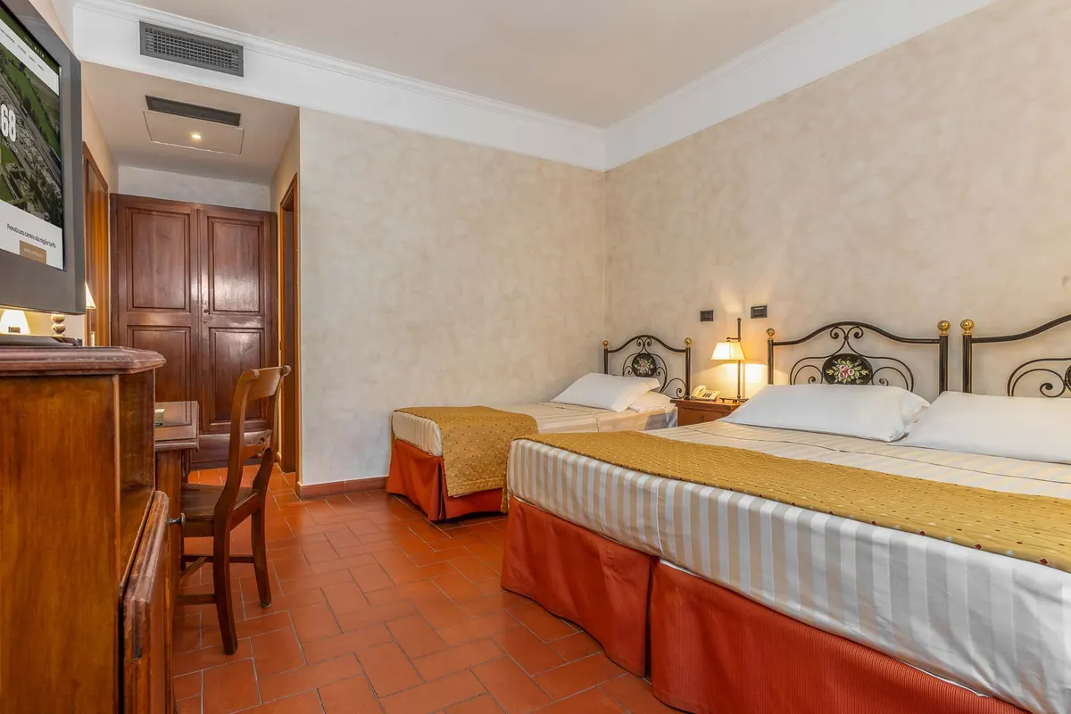 Camera familiare con letto matrimoniale e letti singoli