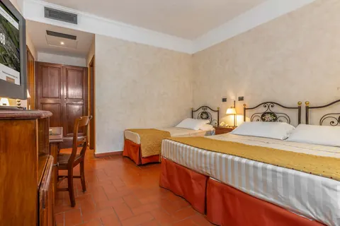 Camera familiare con letto matrimoniale e letti singoli