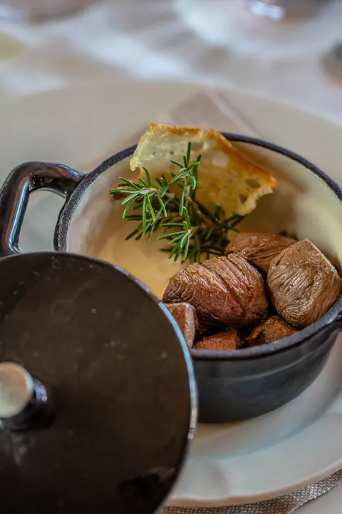 Castagne e funghi serviti in cocotte