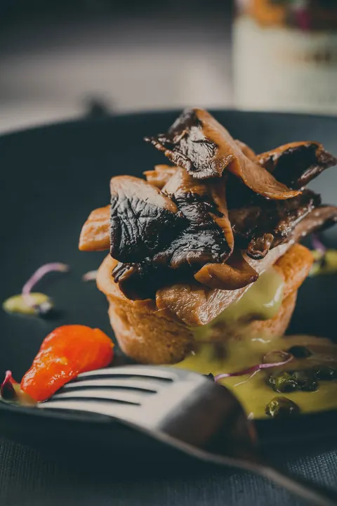 Cestino di sfoglia con funghi e salsa verde
