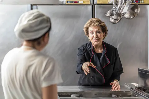 Anna dà indicazioni in cucina