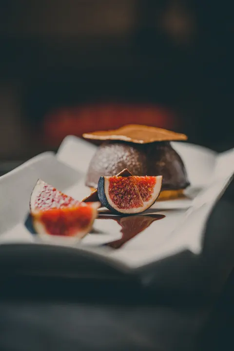 Dessert al cioccolato con fichi freschi