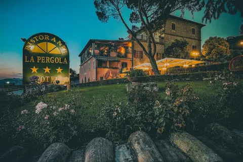 L'Hotel Ristorante La Pergola di Magliano Sabina illuminato al tramonto