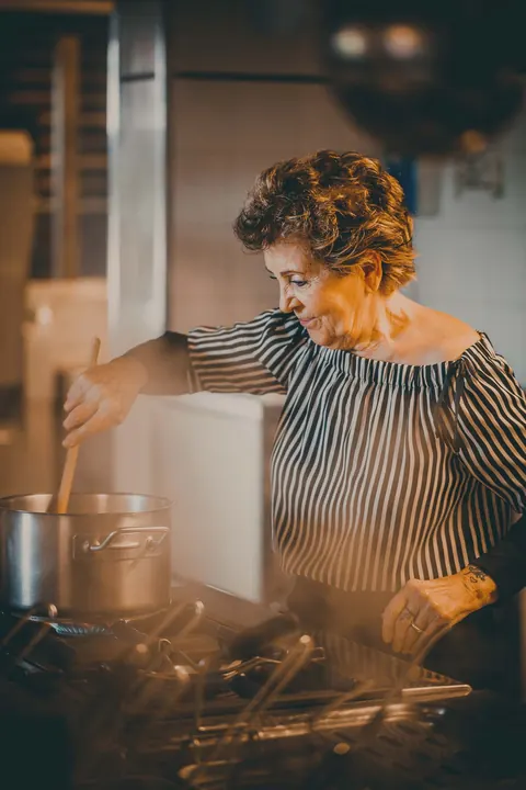 Anna ai fornelli nella cucina de La Pergola