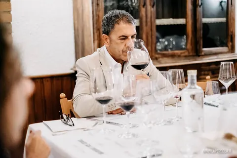 Ospite assaggia un vino rosso