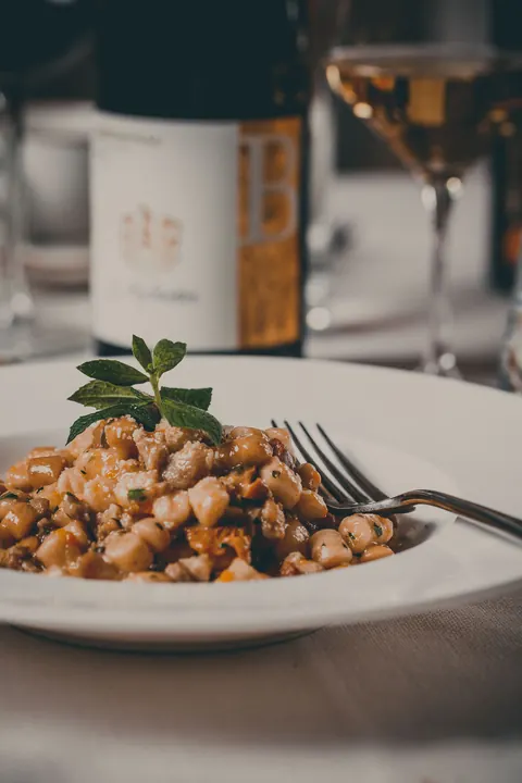 Piatto di pasta fatta in casa con vino bianco
