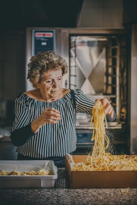 Anna prepara la pasta fresca fatta a mano