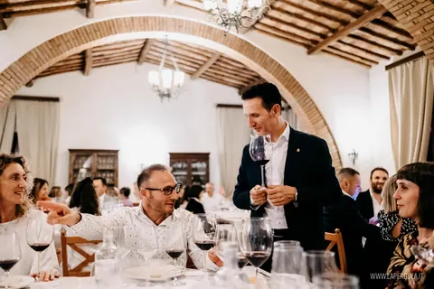 Il relatore guida la degustazione dei vini