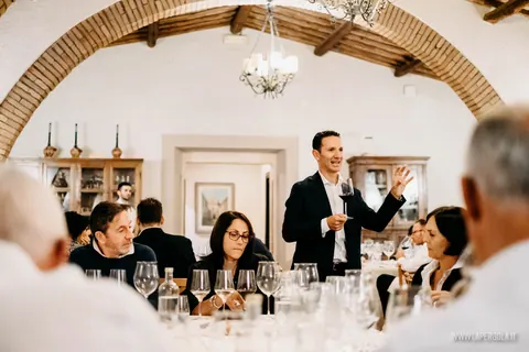 Sala gremita per la degustazione Inedito d'Autore