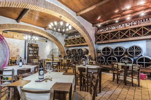 Sala del ristorante con le botti dell'enoteca