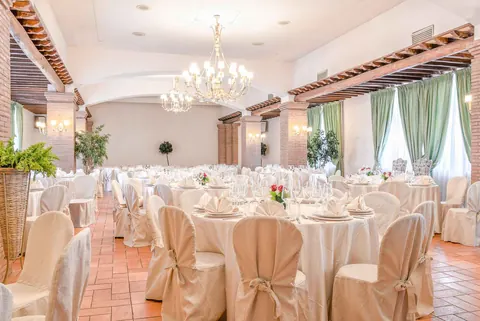 Sala eventi allestita per un ricevimento
