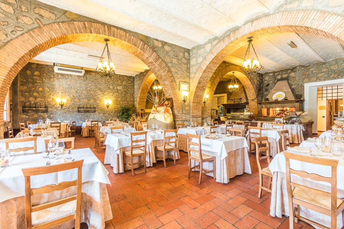 Sala principale del ristorante con archi in pietra