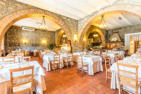 Sala principale del ristorante con archi in pietra