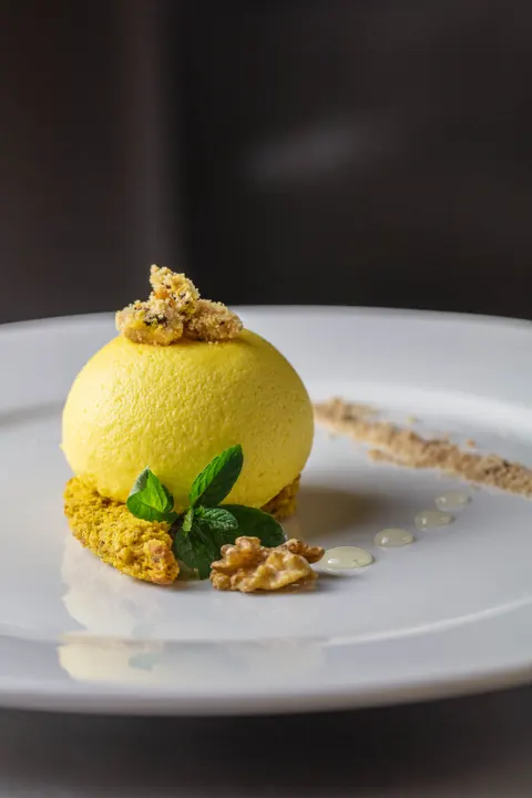 Semifreddo con crumble e noci