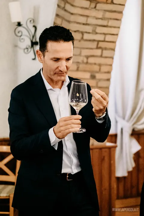 Sommelier con calice di vino bianco