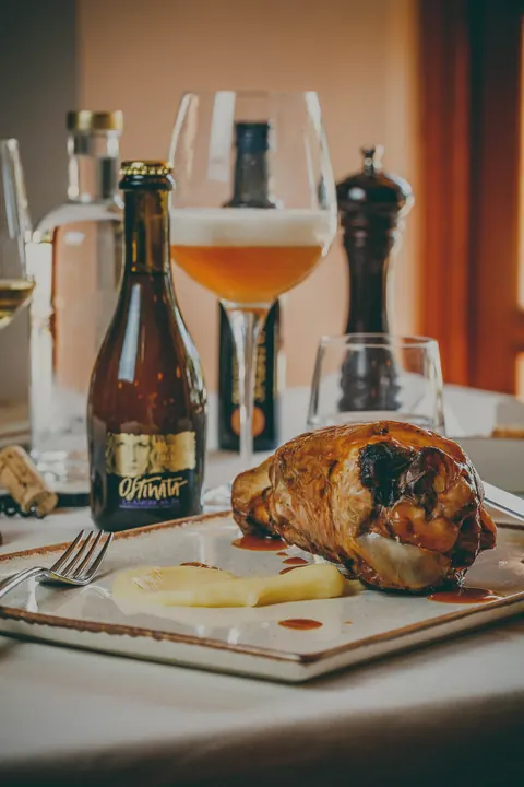 Stinco al forno servito con birra artigianale