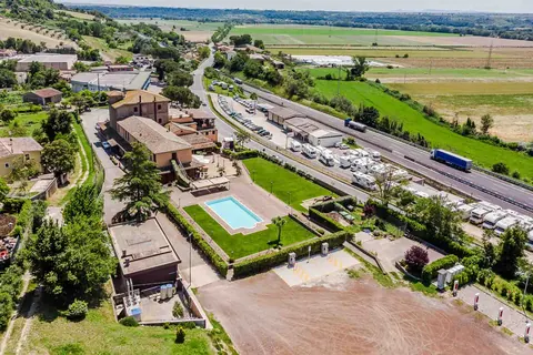 Vista aerea dell'Hotel La Pergola con piscina, vicino al casello A1