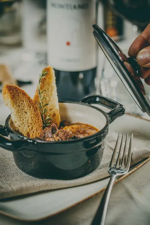 Zuppa servita in cocotte con crostini al Ristorante La Pergola